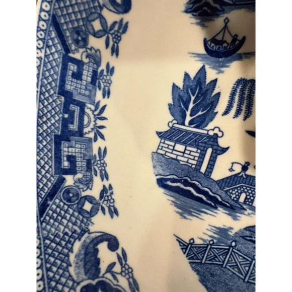 Vintage Blue Willow Serving Bowl - Unmarked 1940s-80s Blue & White Transferware - Picture 5 of 11